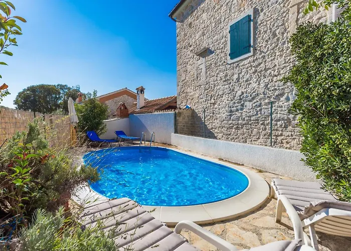 Gostinjska kuća Stone House Nera With Pool