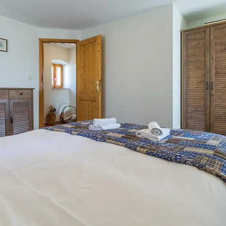 Stone House Nera With Pool بيت ضيافة 4*